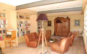 Die Bibliothek lädt am Abend oder bei kühlem Wetter zum Verweilen ein.